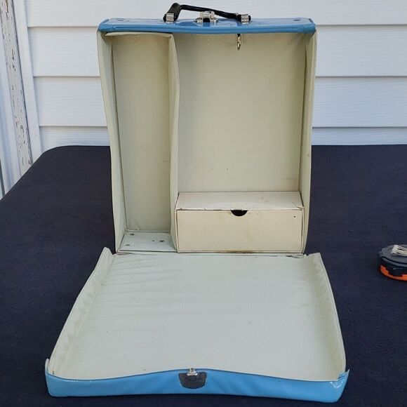 Vintage Barbie Ponytail Vinyl Covered Storage Case with Handle (1962) - Picture 2 of 10